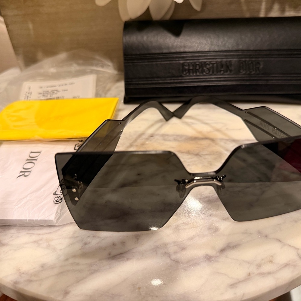 *Brand New* Dior Oversized Rimless Sunglasses in Black - Picture 4 of 7